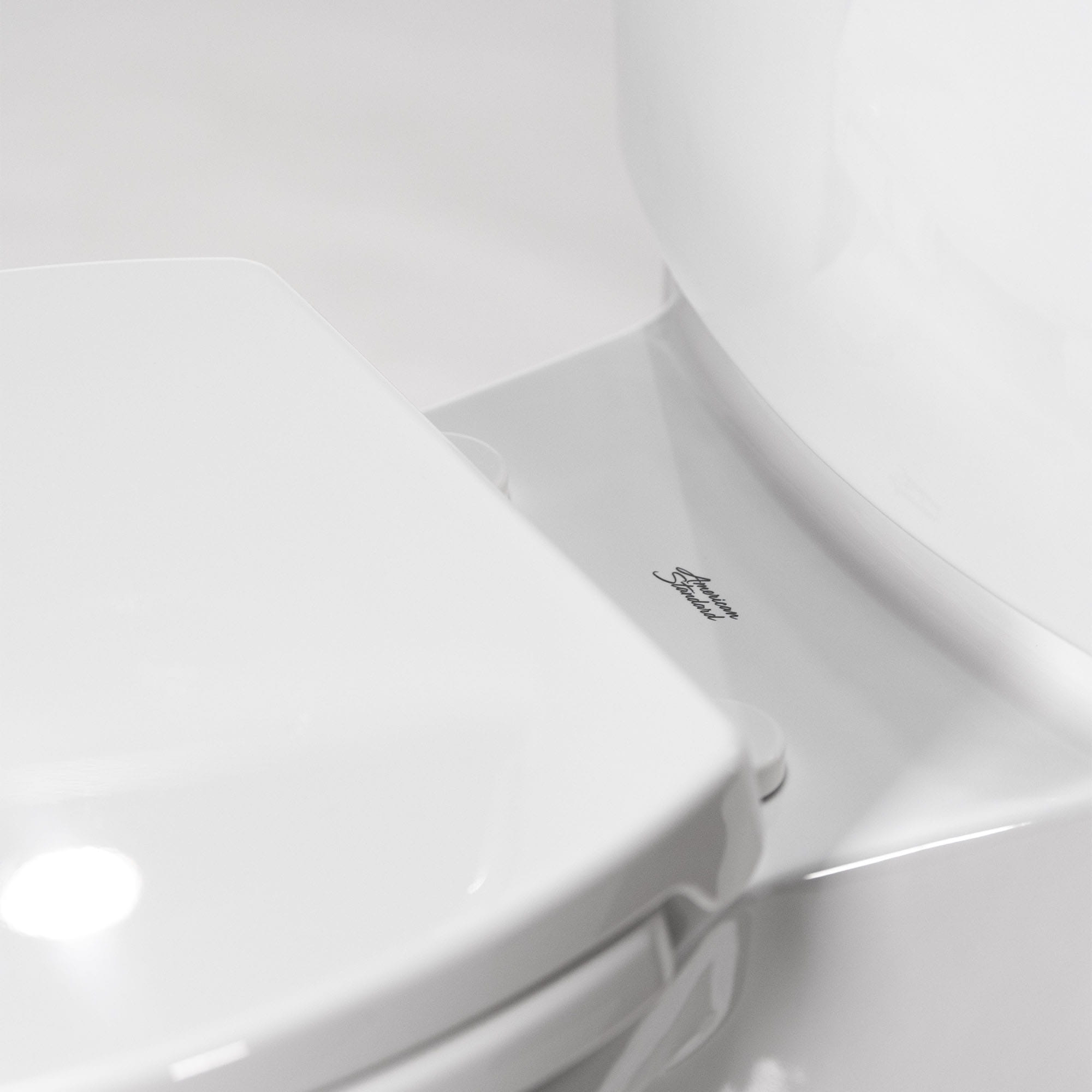 Toilette Studio à activation sans contact à jupe 2 pièces 128 gpc 48 lpc à cuvette allongée à hauteur de chaise avec siège WHITE